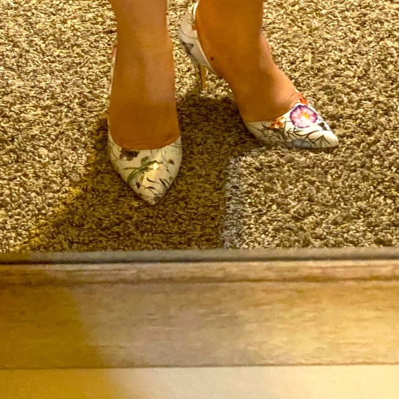 Super cute white heels with design - Picture 3 of 6